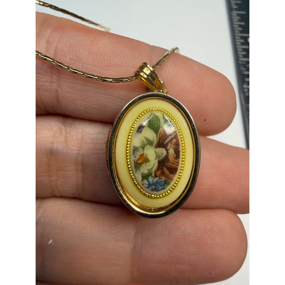 Gold Tone Oval Floral Locket Necklace Cream Cabochon Flower Pendant 18" Chain